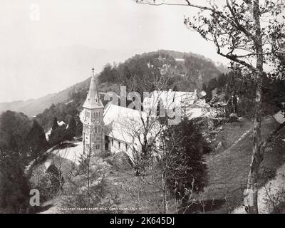 19. Jahrhundert Vintage-Foto: Ansicht der Kirche vom Observatory Hill, Darjeeling, Indien. Stockfoto
