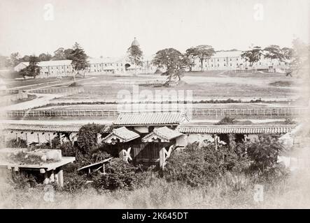 Vintage-Foto aus dem 19. Jahrhundert: Takebashi Barracks mit dem Artilleriebataillon der Kaisergarde in Tokio, vor dem Kaiserlichen Palast, Japan. Stockfoto