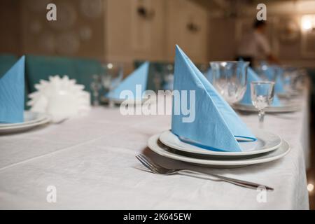 Teller und Teller stehen auf dem Tisch für Essen Stockfoto