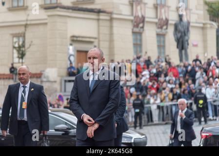 Prag, Tschechische Republik. 06. Oktober 2022. Der bulgarische Präsident Rumen Radev hat es vor dem Gipfeltreffen der Europäischen Politischen Gemeinschaft in Prag gesehen. Es handelt sich um das erste Treffen, das jemals von einem breiteren Format von Mitgliedstaaten der Europäischen Union und anderen europäischen Ländern auf dem gesamten Kontinent durchgeführt wurde. (Foto von Tomas Tkacik/SOPA Images/Sipa USA) Quelle: SIPA USA/Alamy Live News Stockfoto