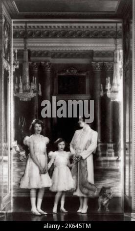 Queen Elizabeth, (die Königin Mutter), Prinzessin Elizabeth (die Königin) und Prinzessin Margaret mit corgi Hund. Foto: Marcus Adams. Das Image der späten 1930er Stockfoto