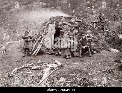 Vintage 19. Jahrhundert Fotografie - Sami Familie vor ihrem Haus, Norwegen Stockfoto