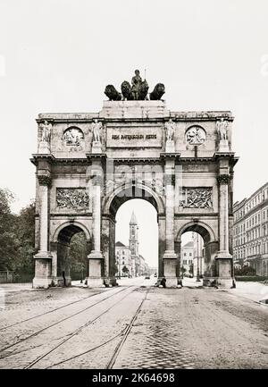 19. Jahrhundert Vintage-Foto: Der Siegestor in München ist ein dreigewölbter Triumphbogen, gekrönt von einer Statue Bayerns mit einer Löwen-Quadriga. Victory Gate, München, Deutschland. Stockfoto