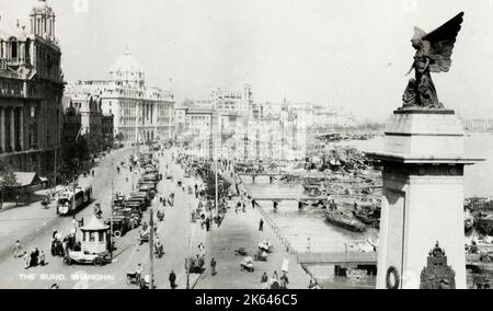 Foto von Vintage c.: Blick entlang des Bundes mit dem Whangpu-Fluss, Shanghai, China. Stockfoto