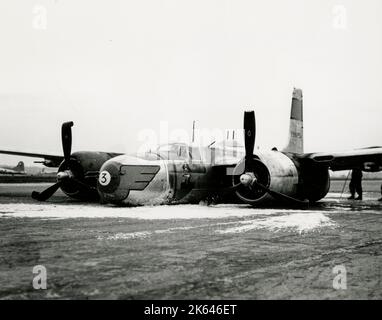Vintage-Foto des Zweiten Weltkriegs - offizielles US-Militärfoto: Wrack eines Douglas A-26 Eindringlings der 386. Bombengruppe nach der Absturzlandung auf seiner Basis in Beaumont Frankreich. Stockfoto