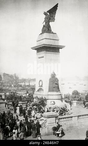 Foto von Vintage c.: Matrosen, die Kränze legen, Gedenkstätte, Shanghai, China Stockfoto