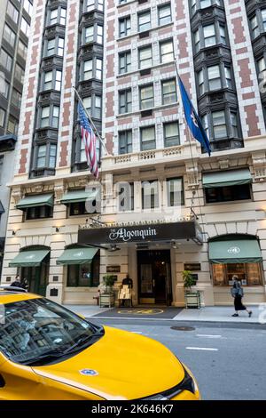 Das Algonquin Hotel ist ein luxuriöses historisches Wahrzeichen im Times Square Viertel, New York City, USA 2022 Stockfoto