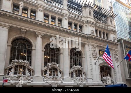 Die kunstvolle Naval-Fassade des New York Yacht Club ist ein Wahrzeichen an der 37 West 44. Street, NYC, USA 2022 Stockfoto