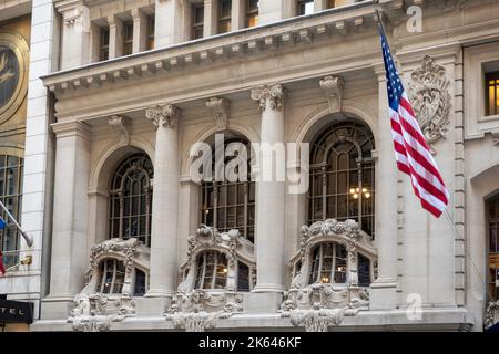 Die kunstvolle Naval-Fassade des New York Yacht Club ist ein Wahrzeichen an der 37 West 44. Street, NYC, USA 2022 Stockfoto