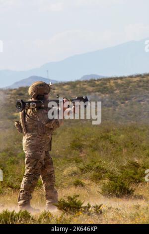 Green Berets von der 10. Special Forces Group (Airborne) schossen am 15. September 2022 auf der White Sands Missile Range, N.M., WÄHREND SAGE EAGLE 22 verschiedene Waffentypen sowie Mörtel und Raketen. SAGE EAGLE 22 ist eine unkonventionelle Kriegsführung, bei der die Fähigkeit der Spezialeinheiten getestet wird, in unsicheren Umgebungen zu operieren und dabei mehrere Vermögenswerte einzusetzen, um eine Mission zu erfüllen. (USA Armeefoto von Sgt. Claudia Seal) Stockfoto