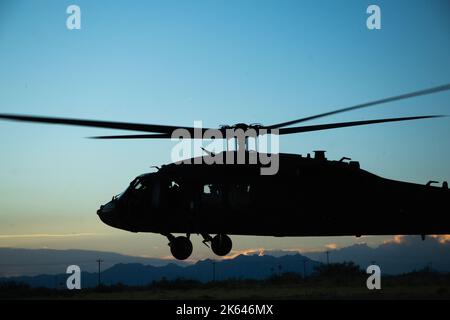 Green Berets von der 10. Special Forces Group (Airborne) nehmen während des vollständigen Missionsprofils von SAGE EAGLE 22 auf der White Sands Missile Range, N.M. am 23. September 2022 von ihrem Ziel ab. SAGE EAGLE 22 ist eine unkonventionelle Kriegsführung, bei der die Fähigkeit der Spezialeinheiten getestet wird, in unsicheren Umgebungen zu operieren und dabei mehrere Vermögenswerte einzusetzen, um eine Mission zu erfüllen. (USA Armeefoto von Sgt. Claudia Seal) Stockfoto