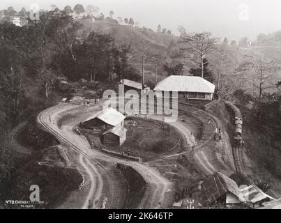 19. Jahrhundert Vintage-Foto: Chinbatti Loop, Gleise auf der Darjeeling Railway, Eisenbahn, Indien. Stockfoto