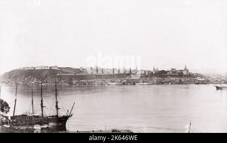 c.1890 Vintage-Foto: Quebec, Stadt von Levis, Schiff im Vordergrund, Kanada. Stockfoto