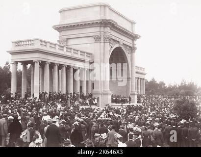 um 1900 Vintage-Foto: Musikconcourse und Bogen, Golden Gate Park, San Francisco, vor dem Erdbeben von 1906, Konzert in Arbeit. Stockfoto