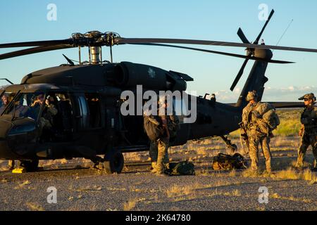 Green Berets von der 10. Special Forces Group (Airborne) nehmen während des vollständigen Missionsprofils von SAGE EAGLE 22 auf der White Sands Missile Range, N.M. am 23. September 2022 von ihrem Ziel ab. SAGE EAGLE 22 ist eine unkonventionelle Kriegsführung, bei der die Fähigkeit der Spezialeinheiten getestet wird, in unsicheren Umgebungen zu operieren und dabei mehrere Vermögenswerte einzusetzen, um eine Mission zu erfüllen. (USA Armeefoto von Sgt. Claudia Seal) Stockfoto