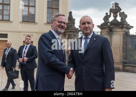 Prag, Tschechische Republik. 6. Oktober 2022. Der tschechische Premierminister Petr Fiala (L) und der bulgarische Präsident Rumen Radev (R) vor dem Gipfeltreffen der Europäischen Politischen Gemeinschaft in Prag. Es handelt sich um das erste Treffen, das jemals von einem breiteren Format von Mitgliedstaaten der Europäischen Union und anderen europäischen Ländern auf dem gesamten Kontinent durchgeführt wurde. (Bild: © Tomas Tkacik/SOPA Images via ZUMA Press Wire) Stockfoto