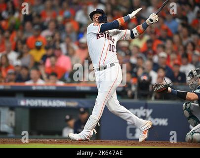 Houston, Usa. 11. Oktober 2022. Houston Astros Yuli Gurriel trifft im vierten Inning im ersten Spiel der American League Division Series im Minute Maid Park in Houston, Texas, am Dienstag, den 11. Oktober 2022, einen Solo-Heimlauf gegen die Seattle Mariners. Foto von Maria Lysaker/UPI Kredit: UPI/Alamy Live News Stockfoto