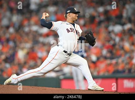 Houston, Usa. 11. Oktober 2022. Seattle Mariner Relief Pitcher Bryan Abreu wirft im fünften Inning gegen die Houston Astros in einem Spiel der American League Division Series im Minute Maid Park in Houston am Dienstag, den 11. Oktober 2022. Foto von Maria Lysaker/UPI Kredit: UPI/Alamy Live News Stockfoto