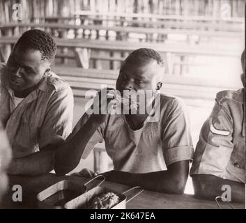 1940s Ostafrika-Armee - Askari-Soldaten bei einer Mahlzeit, Kenia Foto von einem während des Zweiten Weltkriegs in Ostafrika und im Nahen Osten stationierten Rekrutierungsbeamten der britischen Armee Stockfoto