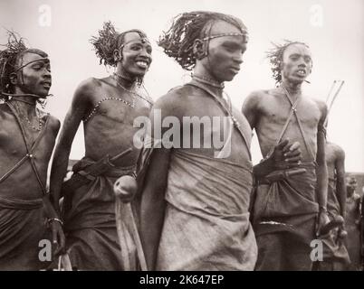 1940'S East Africa Kenya Maasai-Stammes-Foto eines britischen Armeeanwärters, der während des Zweiten Weltkriegs in Ostafrika und dem Nahen Osten stationiert war Stockfoto