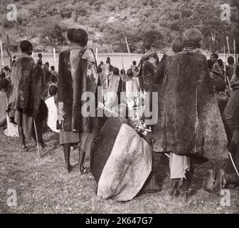 1940'S East Africa Kenya die Stammeskrieger der Maasai fotografieren einen Rekrutierungsoffizier der britischen Armee, der während des Zweiten Weltkriegs in Ostafrika und im Nahen Osten stationiert war Stockfoto