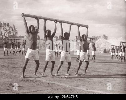 1940s Ostafrika - Armee askari Soldaten, die körperliche Ausbildung machen Foto von einem britischen Armee Rekrutierungsoffizier, der während des Zweiten Weltkriegs in Ostafrika und dem Nahen Osten stationiert war Stockfoto