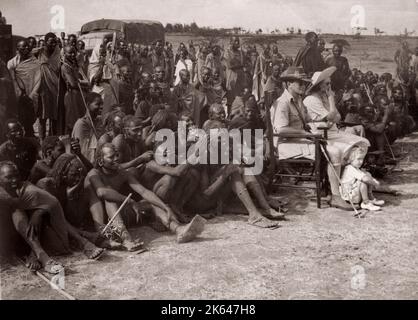 1940'S East Africa Kenya die Stammeskrieger der Maasai fotografieren einen Rekrutierungsoffizier der britischen Armee, der während des Zweiten Weltkriegs in Ostafrika und im Nahen Osten stationiert war Stockfoto