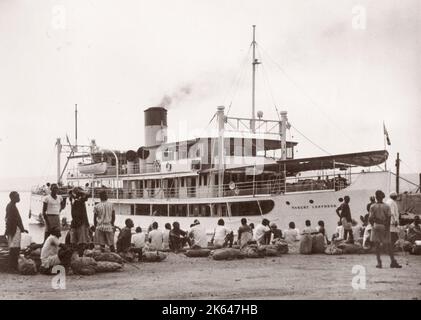 1940s Ostafrika - Passagierfähre Robert Coryndon, die zwischen Uganda und dem belgischen Kongo (heute DR Kongo) über den Albert-See fuhr, fotografiert von einem während des Zweiten Weltkriegs in Ostafrika und im Nahen Osten stationierten britischen Rekrutierungsbeamten Stockfoto