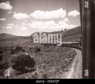 1940s Ostafrika - Zug fährt über den Limuru-Steilkamm, Kenia Foto eines britischen Armeeoffiziers, der während des Zweiten Weltkriegs in Ostafrika und im Nahen Osten stationiert war Stockfoto