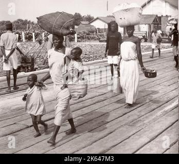 1940s Ostafrika - Passagierfähre Robert Coryndon, die zwischen Uganda und dem belgischen Kongo (heute DR Kongo) über den Albert-See fuhr, fotografiert von einem während des Zweiten Weltkriegs in Ostafrika und im Nahen Osten stationierten britischen Rekrutierungsbeamten Stockfoto