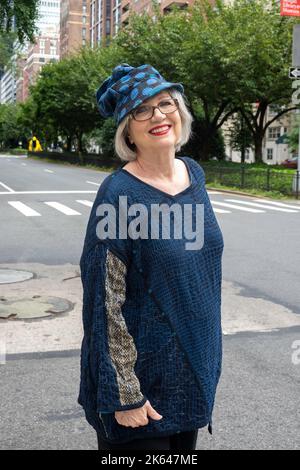 Cheryl Acrey modelliert Mieko Mintz-Designermode in New York City, USA 2022 Stockfoto