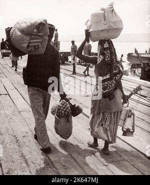 1940s Ostafrika - Passagierfähre Robert Coryndon, die zwischen Uganda und dem belgischen Kongo (heute DR Kongo) über den Albert-See fuhr, fotografiert von einem während des Zweiten Weltkriegs in Ostafrika und im Nahen Osten stationierten britischen Rekrutierungsbeamten Stockfoto