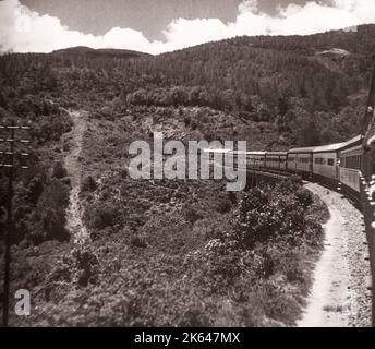 1940s Ostafrika - Zug fährt über den Limuru-Steilkamm, Kenia Foto eines britischen Armeeoffiziers, der während des Zweiten Weltkriegs in Ostafrika und im Nahen Osten stationiert war Stockfoto