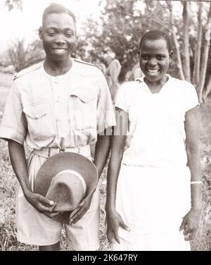 1940s Ostafrika - Uganda - Britische Armee der Askari-Soldat und seine Freundin fotografierten einen während des Zweiten Weltkriegs in Ostafrika und im Nahen Osten stationierten Rekrutierungsoffizier der Britischen Armee Stockfoto
