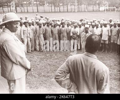 1940s Ostafrika - Uganda - Würdenträger, die sich an die Rekruten der Askari-Truppen wenden - möglicherweise das Foto der Kabala von Buganda von einem während des Zweiten Weltkriegs in Ostafrika und im Nahen Osten stationierten britischen Armeeanwärter Stockfoto