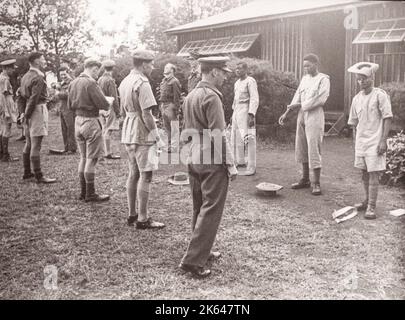 1940s Ostafrika - Trainingslager in Kenia für afrikanische Rekruten in der britischen Armee Foto eines britischen Armeeoffiziers, der während des Zweiten Weltkriegs in Ostafrika und im Nahen Osten stationiert war Stockfoto