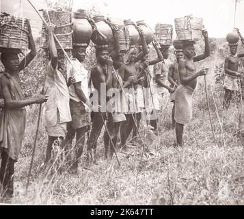 1940s Ostafrika - Uganda - Wasserträger Ankole-Foto eines während des Zweiten Weltkriegs in Ostafrika und im Nahen Osten stationierten britischen Armeeanwärters Stockfoto