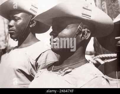 1940s Ostafrika - Trainingslager in Kenia für afrikanische Rekruten in der britischen Armee Foto eines britischen Armeeoffiziers, der während des Zweiten Weltkriegs in Ostafrika und im Nahen Osten stationiert war Stockfoto