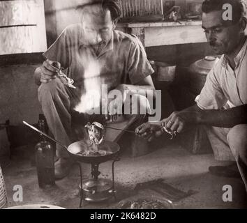 1943 Syrien - britischer Soldat, der Sandkrabben kocht Foto eines während des Zweiten Weltkriegs in Ostafrika und im Nahen Osten stationierten Rekrutierungsbeamten der britischen Armee Stockfoto
