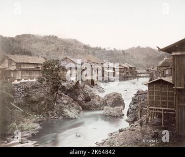 Vintage 19. Jahrhundert Foto - Japan - Dorf Atami, mit Fluss und Wehr. Stockfoto