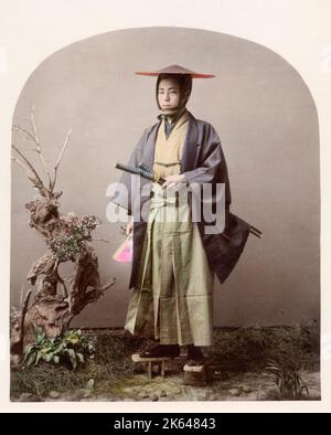 Vintage 19. Jahrhundert Fotografie - Japan - Samurai in einem Studio-Setting, mit zwei Schwertern, nachweislich ein Schauspieler. Stockfoto