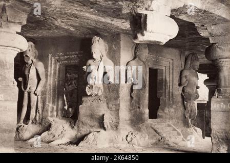 Altes Foto aus dem 19. Jahrhundert - Figuren auf der Linga Cave, Elephanta, Indien, ca. 1880er Jahre. Die Elephanta-Höhlen gehören zum UNESCO-Weltkulturerbe und sind eine Sammlung von Höhlentempeln, die vorwiegend dem hindugott Shiva gewidmet sind. Sie befinden sich auf der Insel Elephanta oder Gharapuri im Hafen von Mumbai, 10 km östlich von Mumbai im indischen Bundesstaat MahÃ„ÂrÃ„Âshtra. Stockfoto