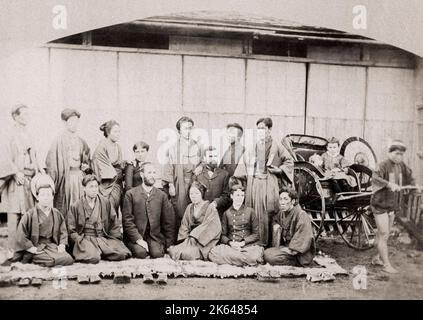 Vintage 19. Jahrhundert Foto - japanische Arbeiter in einem christlichen Missionar, mit Missionar und seiner Familie, Japan um 1880. Stockfoto