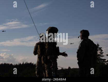 Joint Terminal Attack Controller (JTAC) der 10. Special Forces Group (Airborne) koordinieren ein Ziel mit den AH-64 Apache-Flugzeugen, die der Combat Aviation Brigade 12. zugewiesen wurden, während eines Live-Feuerbereichs für die Übung Ample Strike 22 in Tschechien, 6. September 2022. Bei der Übung handelt es sich um eine reguläre JTAC-geführte Übung der Tschechischen Republik, die sich auf fortgeschrittene Luft- und Landschulungen, die Stärkung der Fähigkeiten der US- und NATO-Alliierten und die Verteidigung gegen Gegner im Europäischen Theater konzentriert. Stockfoto