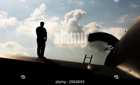 Ein Flieger der Expeditionary Air Betankungsgeschwader 97. steht während eines Feuerwehrtrainings auf dem Flugplatz Incirlik, Türkei, am 29. September 2022 auf dem Flügel eines KC-135 Stratotankers. Die Mitglieder der 97. EARS-Crew trainierten türkische Feuerwehrleute auf einer Vielzahl von Flugzeugfunktionen, um die Interoperabilität mit US-amerikanischen Besatzungen zu verbessern. Diese Schulung stellt sicher, dass 39. türkische Feuerwehrmänner des Bauingenieurgeschwaders in Notsituationen helfen können, sodass die 97. OHREN alliierte und Koalitionspartner-Flugzeuge unterstützen und die Südflanke der NATO verteidigen können. (USA Luftwaffe Foto von Senior Stockfoto