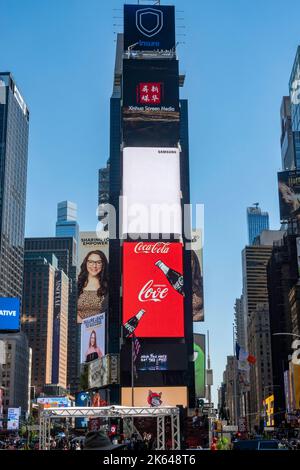 Der Times Square ist das Herz des Theaterviertels mit hellen Lichtern und Anzeigen in New York City, USA 2022 Stockfoto