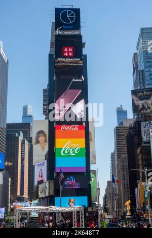 Der Times Square ist das Herz des Theaterviertels mit hellen Lichtern und Anzeigen in New York City, USA 2022 Stockfoto