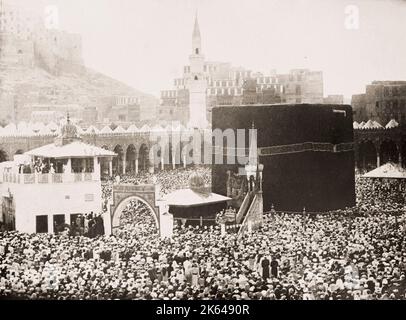 Altes Foto aus dem 19. Jahrhundert: Große Menschenmenge in der Kabaa, Mekka. Die Kaaba, auch mit Ka'bah oder Kabah geschrieben, manchmal auch als al-KaÃŠÂ¿bah al-Musharrafah bezeichnet, ist ein Gebäude im Zentrum der wichtigsten Moschee des Islam, der Masjid al-Haram in Mekka, Saudi-Arabien. Es ist die heiligste Stätte im Islam. Stockfoto