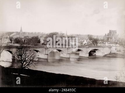 Vintage 19. Jahrhundert Foto: Der Fluss Tweed und die Stadt Kelso, Schottland. Stockfoto