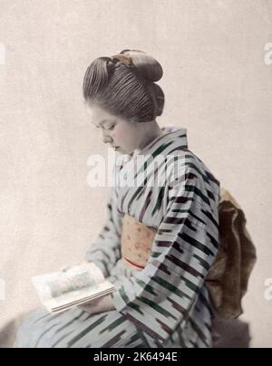 c.1880 Japan - Geisha beim Lesen eines Buches Vintage Foto aus dem späten 19.. Jahrhundert Stockfoto